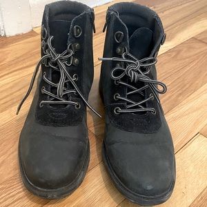 Black lace up Clark booties shirt 8.5